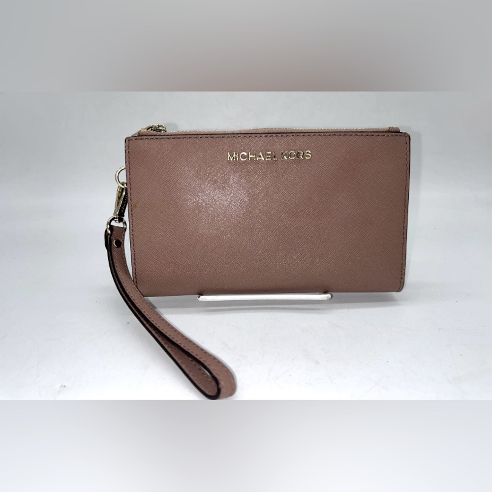 Michael Kors wallet purse 👜 in great preowned condition.